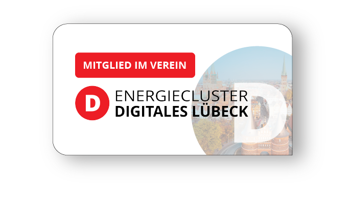 Ein weißer Button mit rotem Banner 'MITGLIED IM VEREIN', dem Logo 'D ENERGIECLUSTER DIGITALES LÜBECK' und einer Ansicht von Lübeck im Hintergrund.