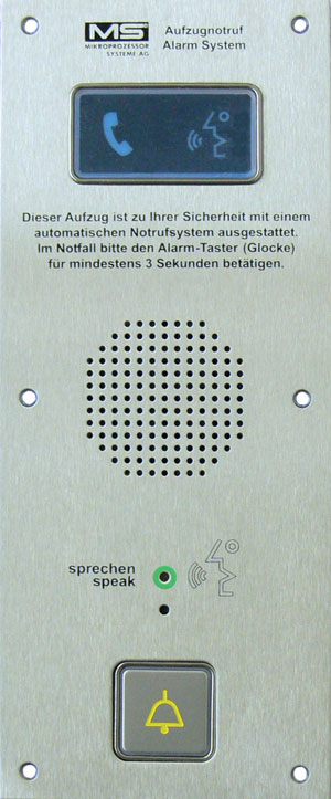 Eine gebürstete Metallplatte mit einem Aufzugnotruf- und Gegensprechanlagensystem, inklusive Display, Lautsprecher, Mikrofon und Alarmtaste.