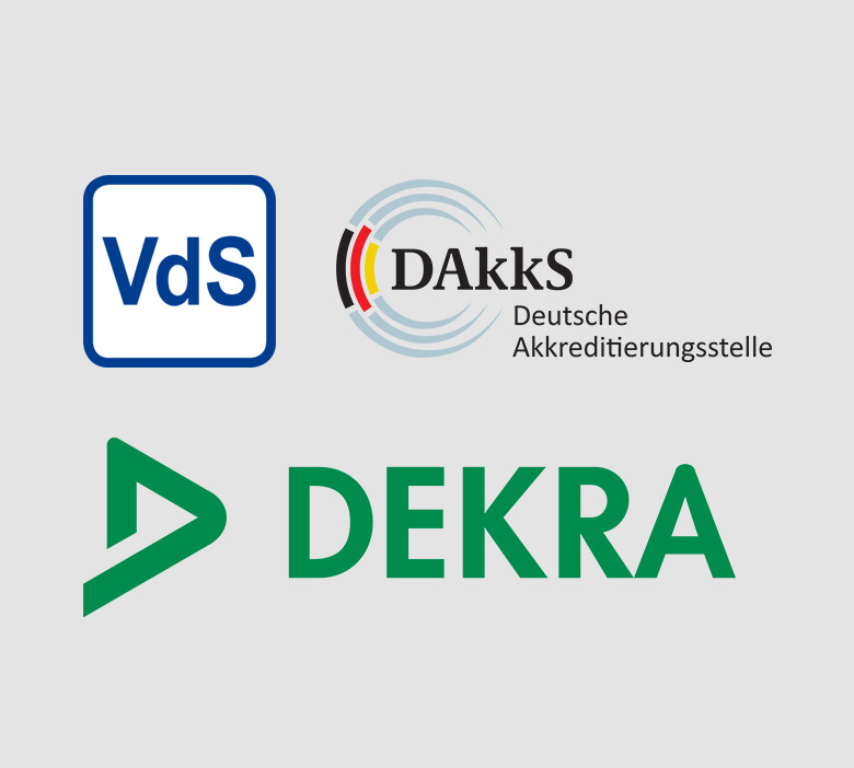 Logos von VdS, DAkkS und DEKRA, die Zertifizierungs- und Akkreditierungsstellen repräsentieren.
