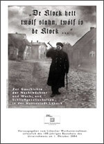 Ein historisches Schwarz-Weiß-Plakat zeigt einen Nachtwächter in Uniform mit Horn und Stab auf einer alten Straße, bewirbt eine Ausstellung über Nachtwächter in