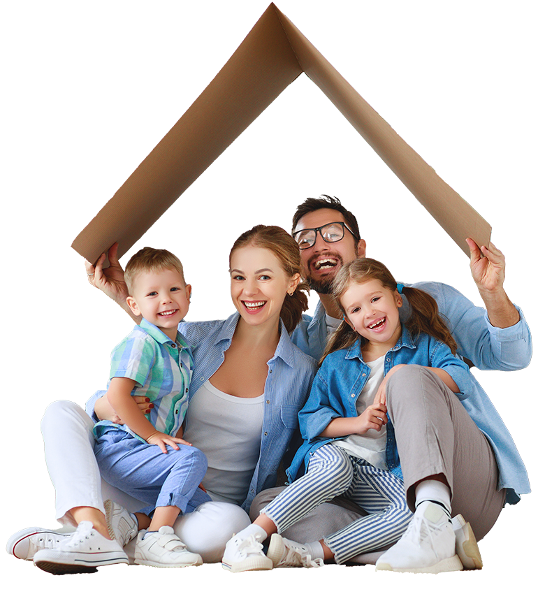 Eine glückliche Familie mit zwei Kindern sitzt lachend unter einem symbolischen Hausdach aus Pappe, das Geborgenheit und Sicherheit darstellt.